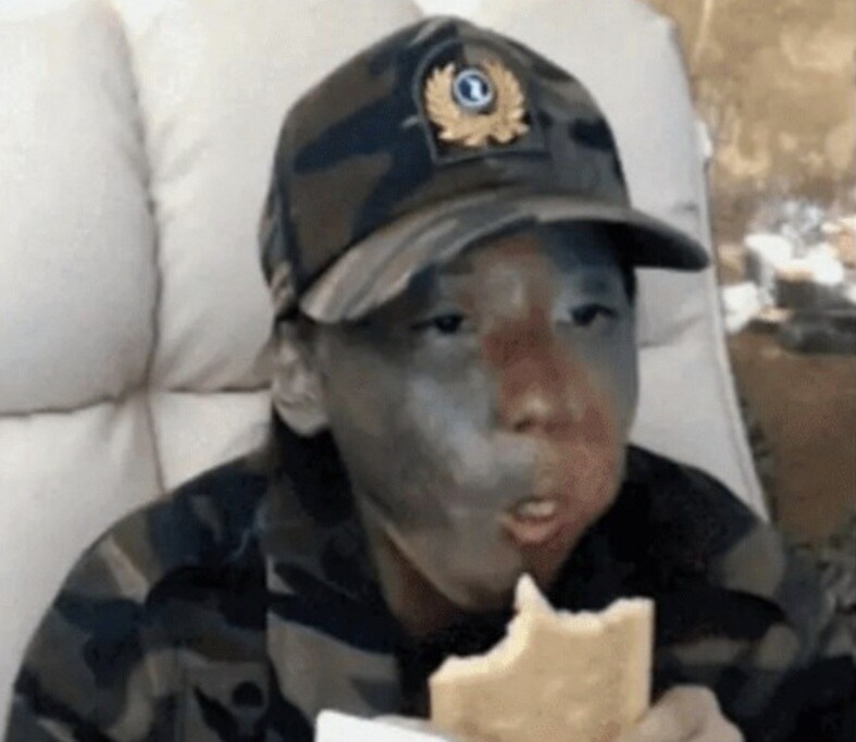 전투복 입고 방송하다 엉엉 운 여성 스트리머.jpg_1.jpg