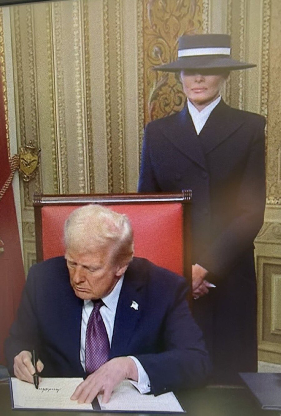 의외로 스탠드(!)를 사용하는 천조국 대통령_1.jpg