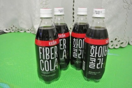 ???: 아니 콜라 그거 콜라열매는 안 넣고 이상한 향만 넣은 설탕물이잖아_1.jpg