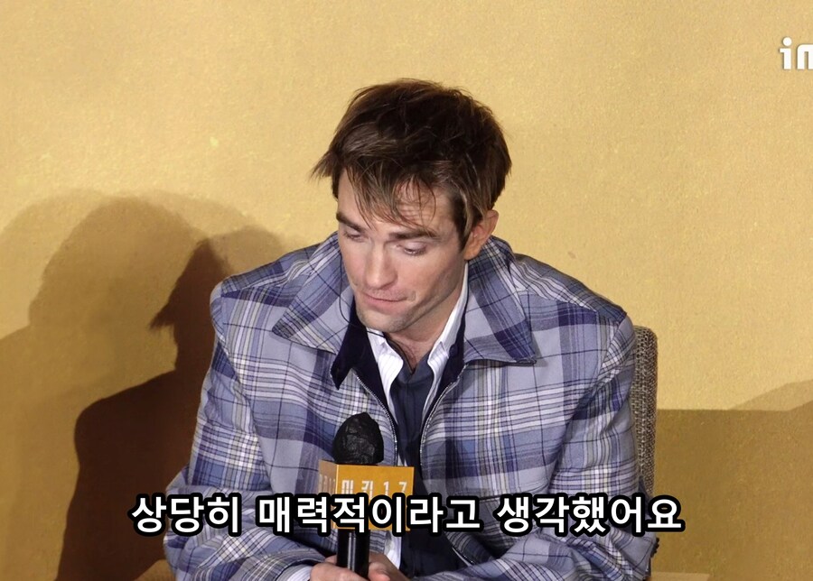 영화) 로버트 패틴슨 "봉준호 감독님같은 분은 전세계에 4,5명 뿐"_2.jpg