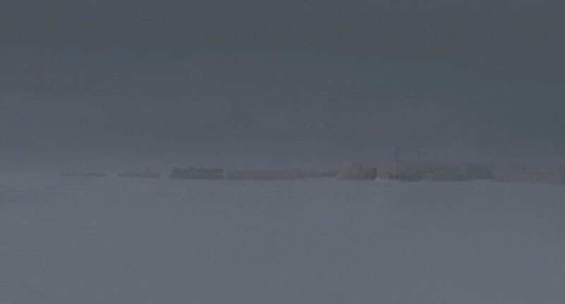 남극기지에서 도망치는 동료를 쫓는 남자들_1.jpg