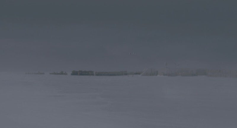 남극기지에서 도망치는 동료를 쫓는 남자들_2.jpg