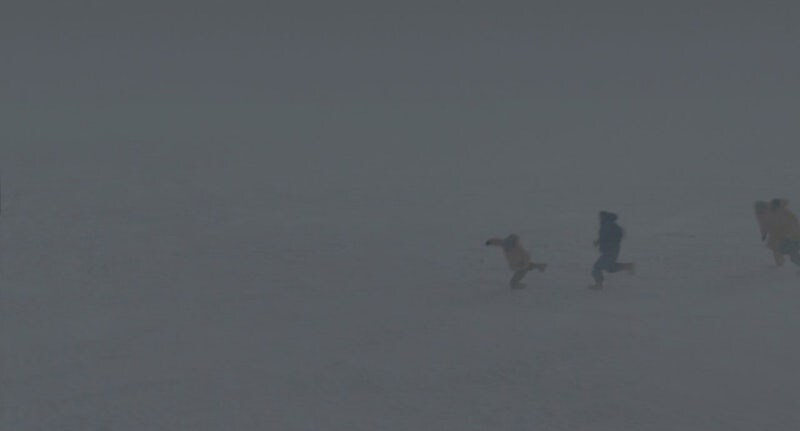 남극기지에서 도망치는 동료를 쫓는 남자들_4.jpg