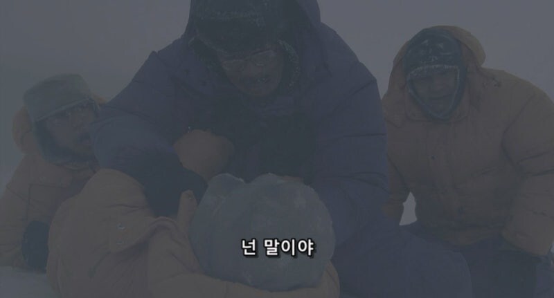 남극기지에서 도망치는 동료를 쫓는 남자들_14.jpg