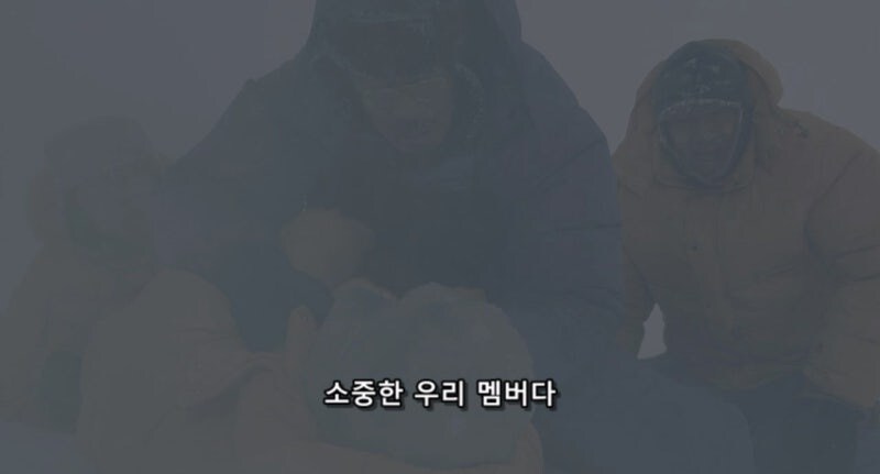 남극기지에서 도망치는 동료를 쫓는 남자들_15.jpg