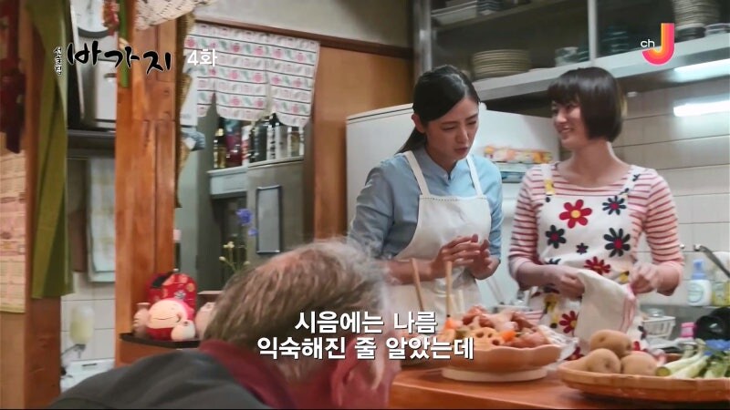 여주인을 안주 삼아 술을 마시는 단골할배들_5.jpg