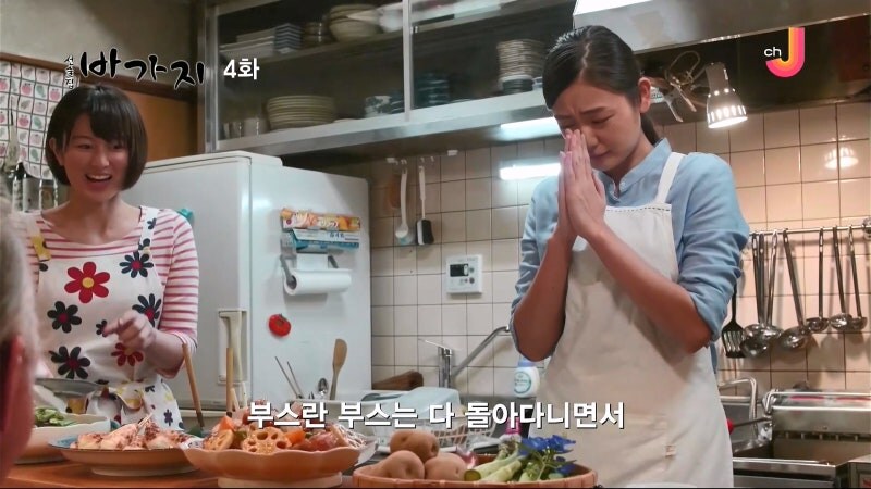 여주인을 안주 삼아 술을 마시는 단골할배들_11.jpg