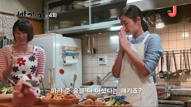 여주인을 안주 삼아 술을 마시는 단골할배들_12.jpg