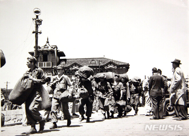 학생, 이것 그냥 대본에 나와있는 것 읽은거죠?_2.jpg