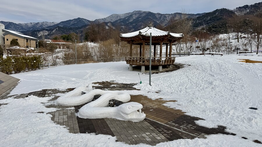 2025년 올해는 눈뱀을 빚어 보았습니다._1.jpg