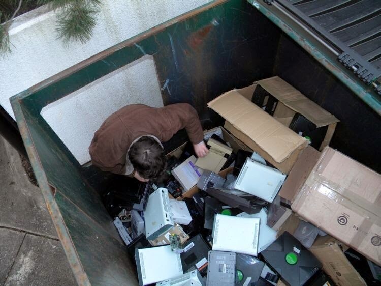 미국 유명 게임매장 쓰레기통_2.jpg