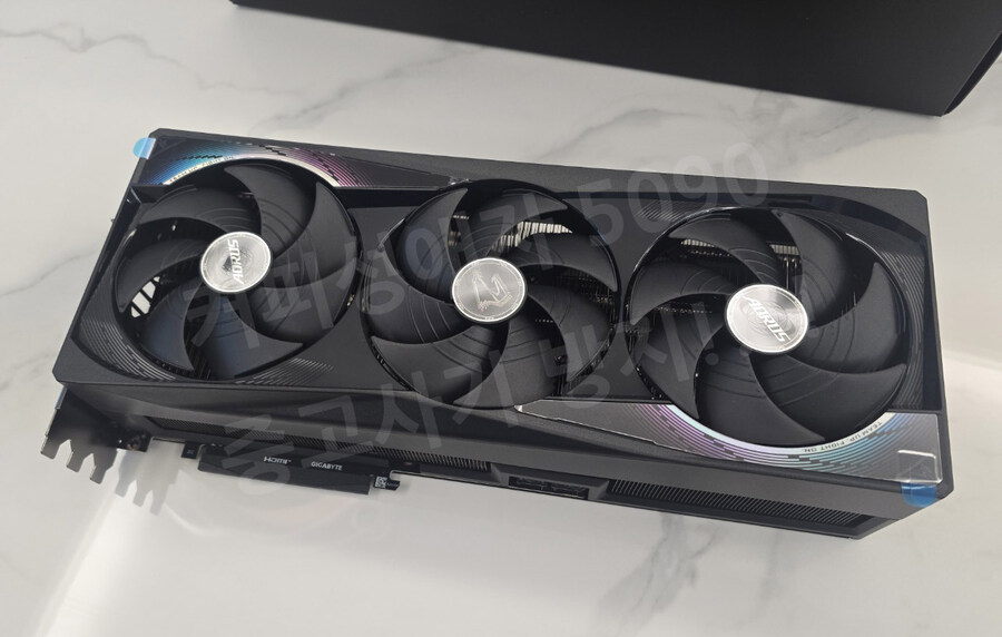 기가바이트 RTX5090 어로스 마스터 개봉기 [5090어마]_8.jpg