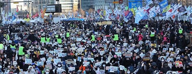 시민 10만명, 체감 -10도에도 “내란 안 끝나” 분노의 집회_5.jpg