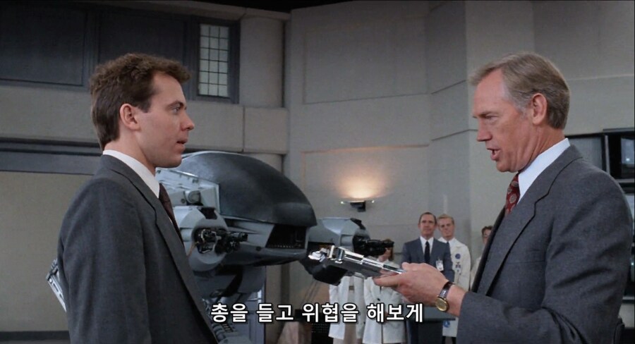 영화 로보캅에서 생각해보면 기묘한 장면_1.png