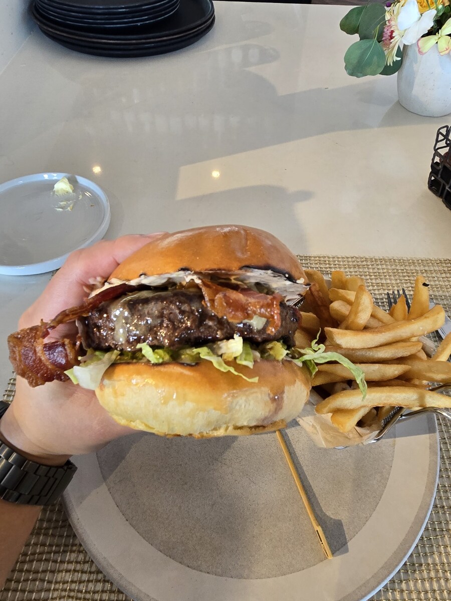 포르쉐 익스피어런스 센터에서 대충 사묵는 햄버거;ㅎ_12.jpg