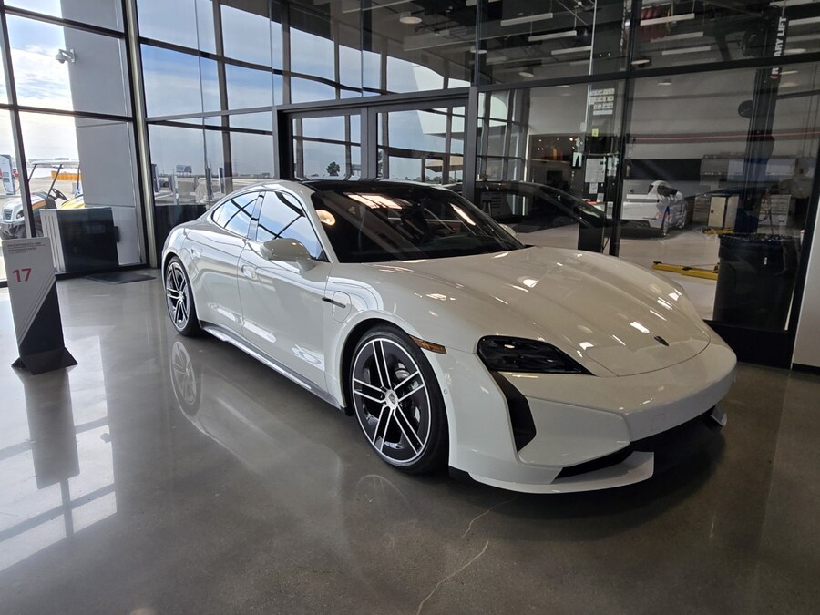 포르쉐 익스피어런스 센터에서 대충 사묵는 햄버거;ㅎ_5.jpg