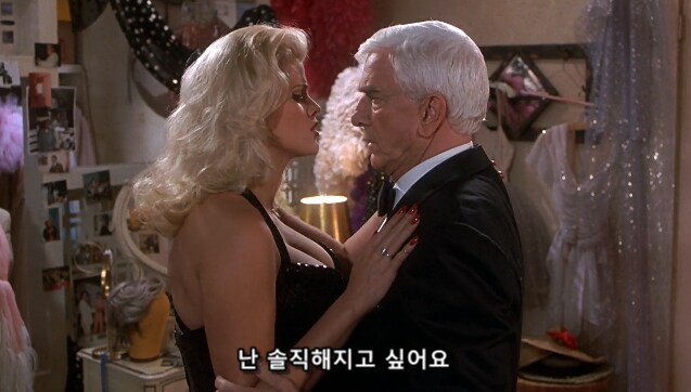 개쩌는 금발거유 미녀의 치명적인 매력_1.png