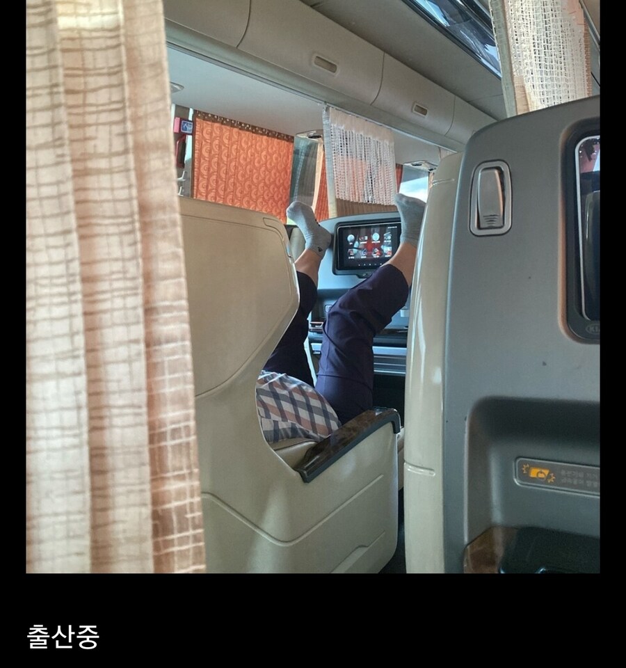 달리는 버스에서 출산중_1.jpg