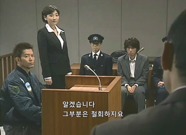 길 가던 무고한 시민을 붙잡아서 강도로 만든 형사_23.jpg