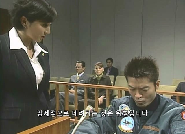 길 가던 무고한 시민을 붙잡아서 강도로 만든 형사_34.jpg