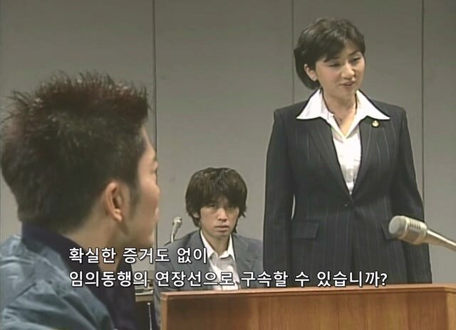 길 가던 무고한 시민을 붙잡아서 강도로 만든 형사_48.jpg