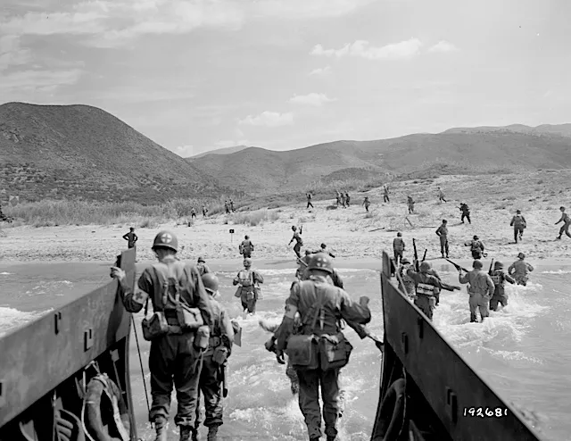 "흑흑, 해병이 부족하면 상륙은 힘들겠지?"_2.webp