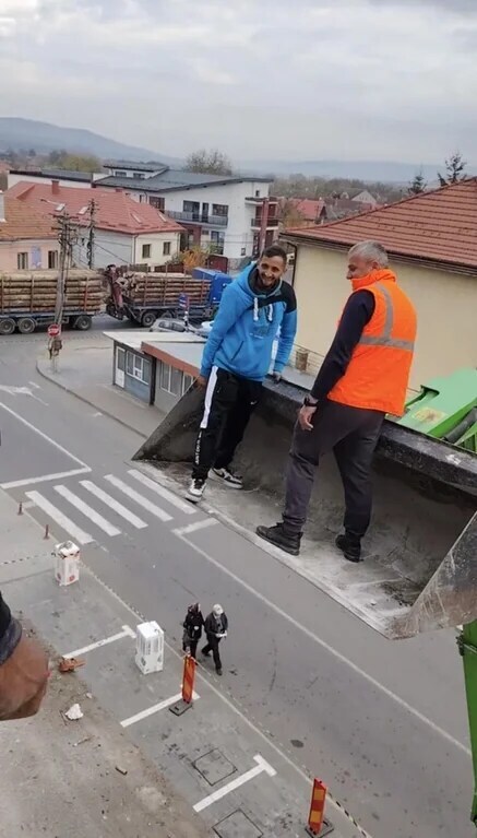 공사판의 거인_1.jpg