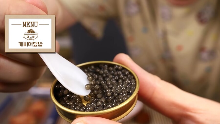 인생 첫 캐비어 먹방 하는 유튜버.jpg_22.png
