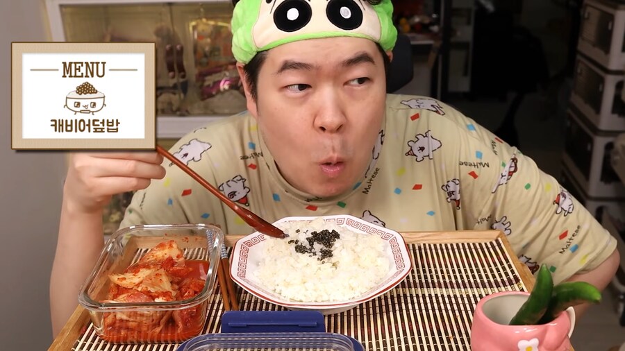 인생 첫 캐비어 먹방 하는 유튜버.jpg_50.png