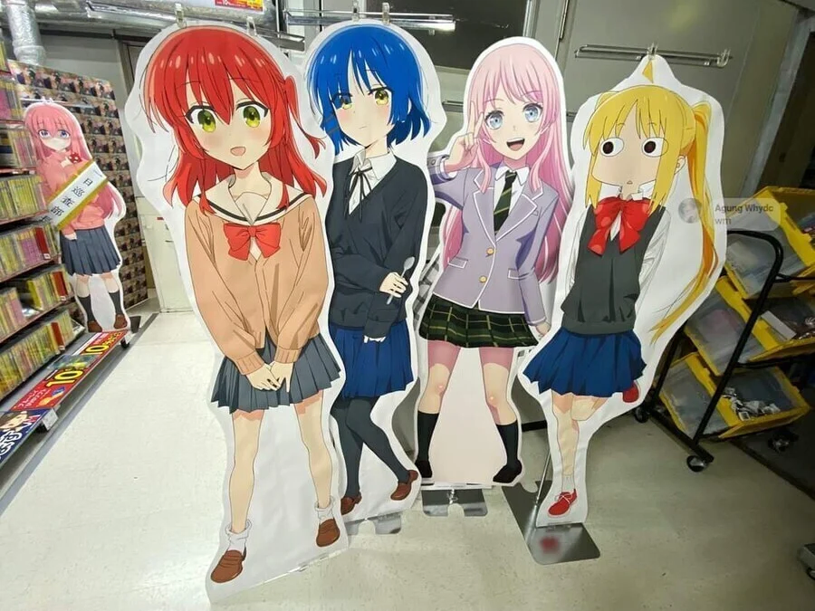 봇치더락 캐릭 사이에 끼인 간첩_1.webp