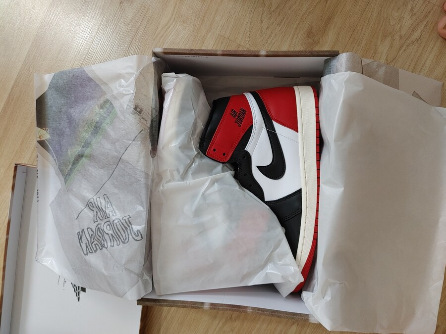 에어 조던 1 레트로 하이 OG 블랙토_3.jpg