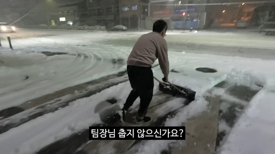제설작업해도 하나도 안춥다는 충주맨_1.png