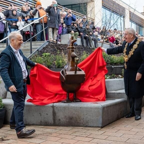 위험한 새 동상이 세워짐_3.jpg