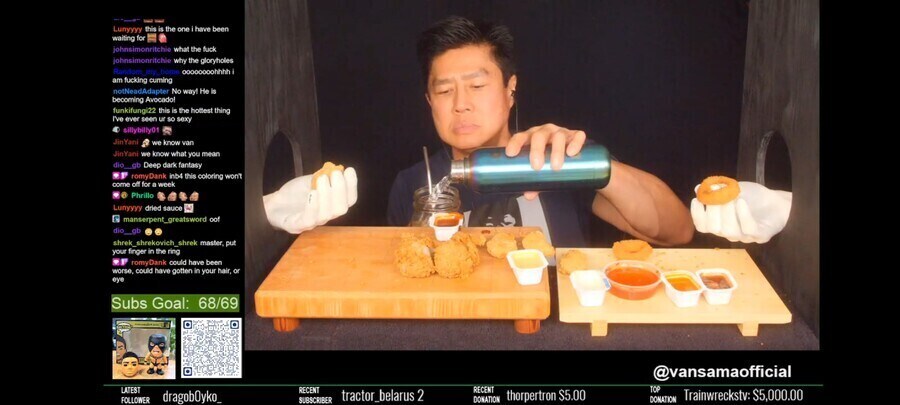 생방 중 양 옆의 글로리 홀에서 나오는 대로 다 받아 먹는 반다크 홈_1.jpg