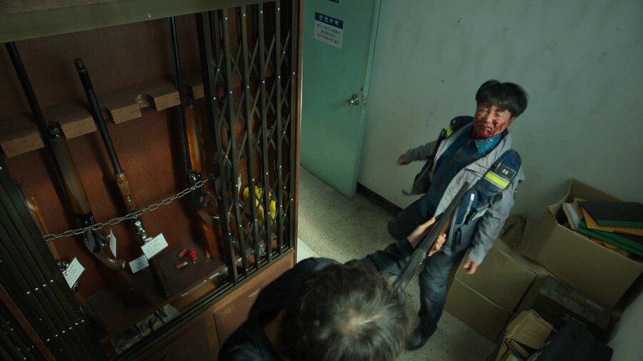 한국 좀비물에서 총을 구할때 가까운 경찰서를 터는 이유_6.jpg