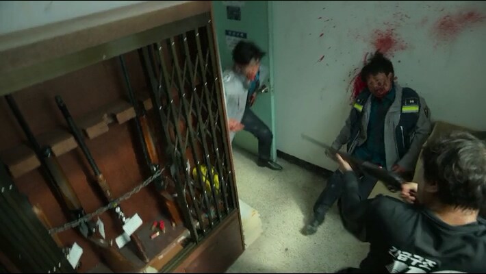 한국 좀비물에서 총을 구할때 가까운 경찰서를 터는 이유_8.jpg