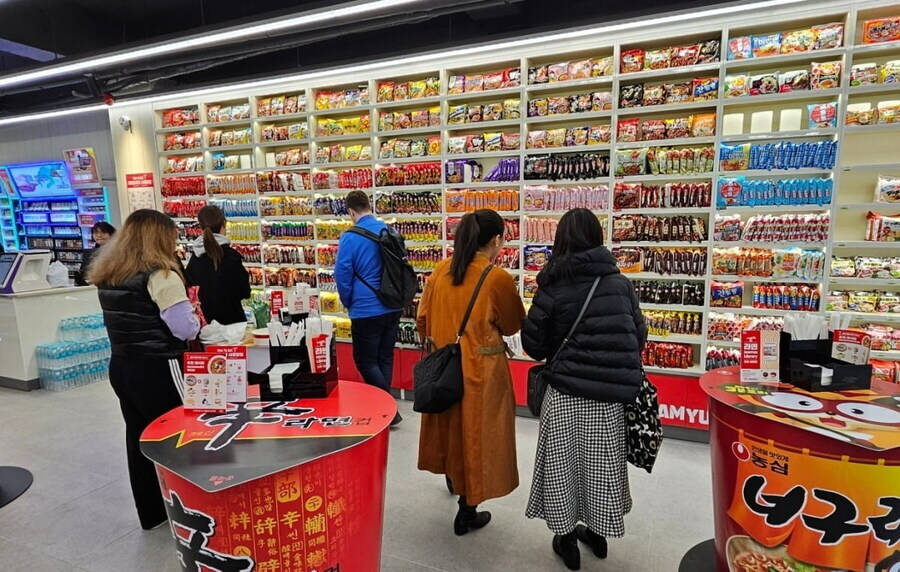 한국인 입맛이 아니지만 절대 내려갈일 없는 라면_1.jpg