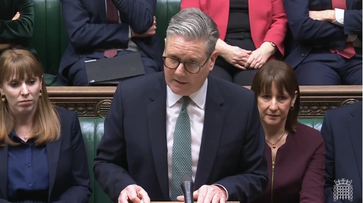 영국 총리 曰 "군대 키워서 경제 살릴거다"_1.webp