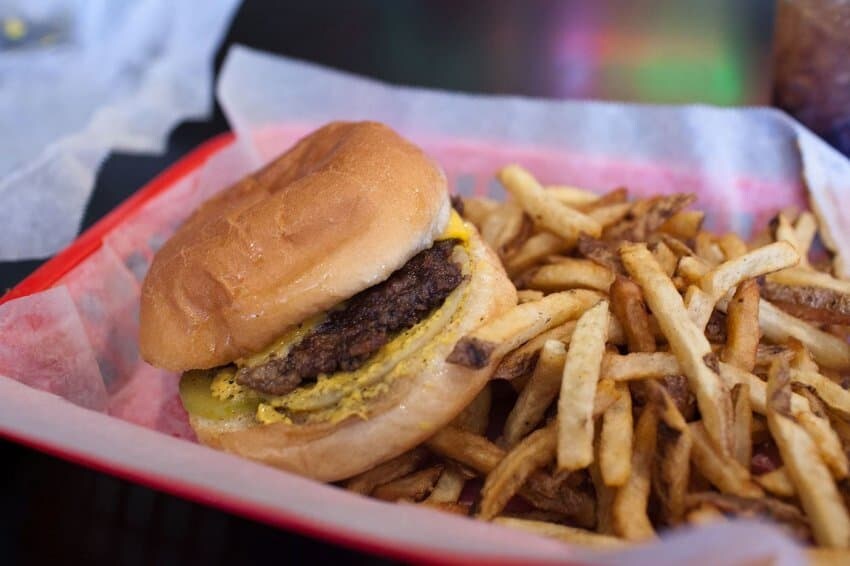 113년동안 같은 기름으로 만드는 미국 햄버거_5.jpg