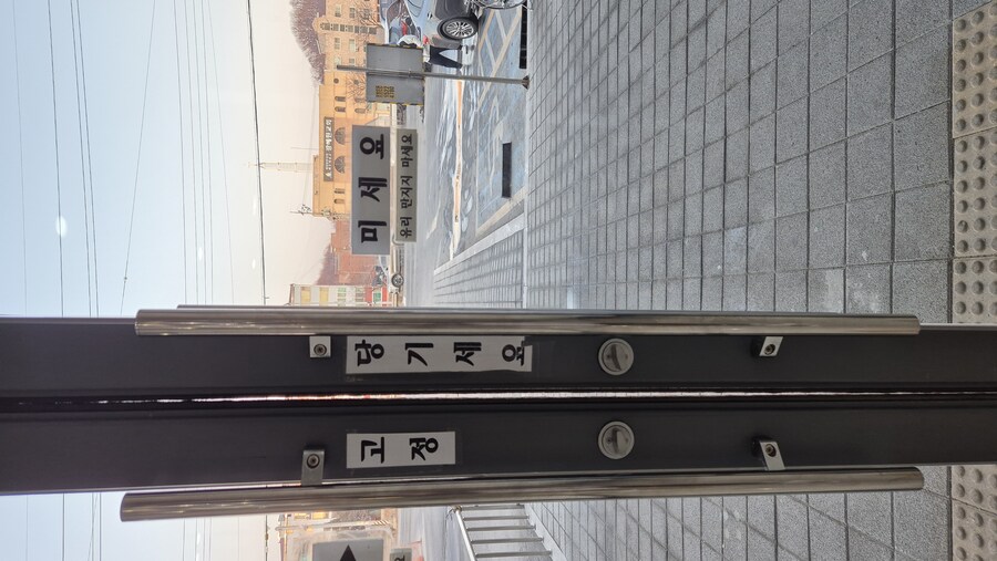 살려주세요 건물 안에 갇혔습니다_1.jpg