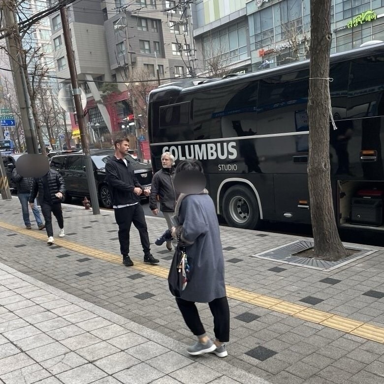 오늘 신촌에서 발견된 유명 외국인들.jpg_1.jpg