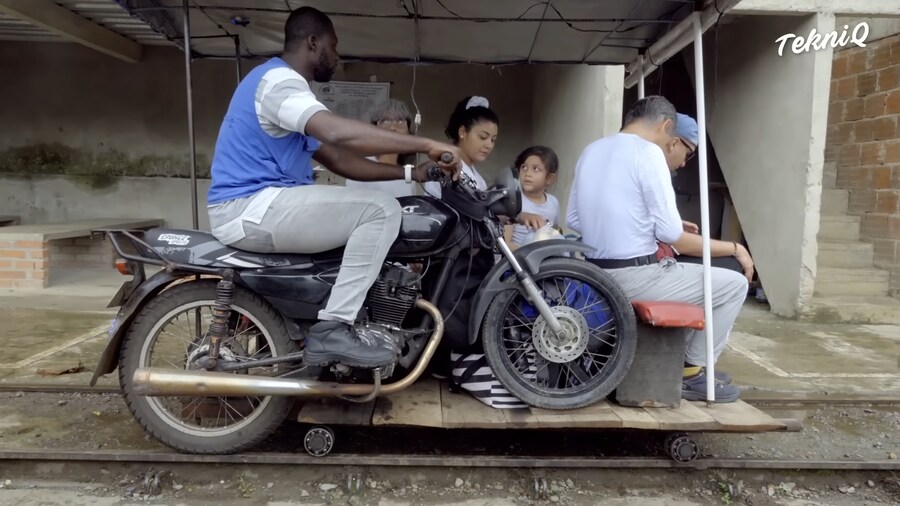 오토바이 하나로 6명이 타는 방법.jpg_1.png