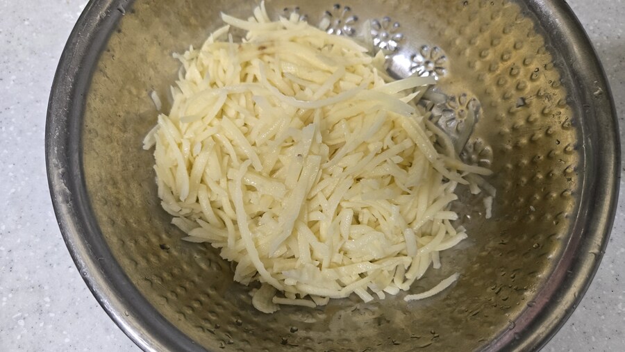 비온다해서 야옹이랑 감자전 만들어 먹음_4.jpg