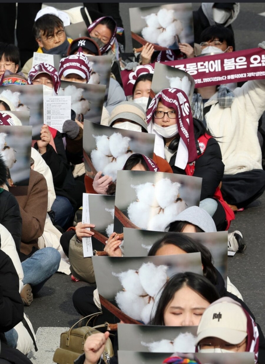 고소 취소 촉구 외치는 동덕여대 재학생들_3.jpg