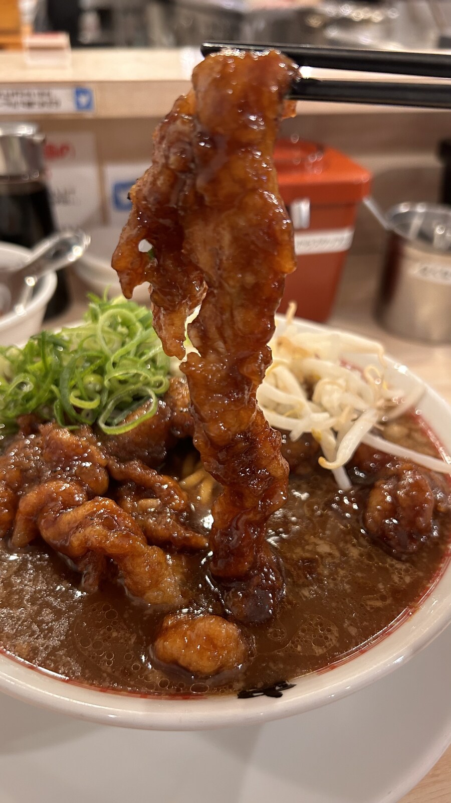 삼겹살 튀김 볶음을 산처럼 쌓아주는, 도쿄 니쿠지루멘 스스무_9.jpg