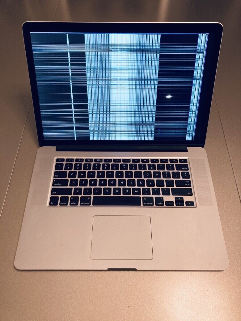 아빠의 맥북을 박살내버린 딸_2.jpg