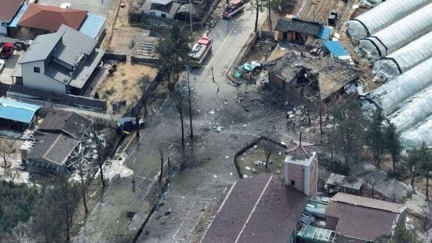 와 근데 폭탄이 떨어졌는데도 아스팔트 개 딴딴하네_1.png