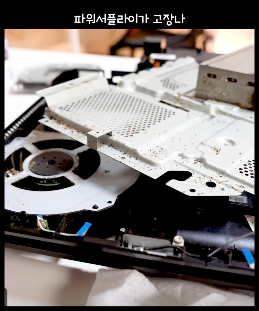 극혐주의)판매자가 고장난 플4프로와 게임CD를 만원에 판 이유.JPG_10.jpg