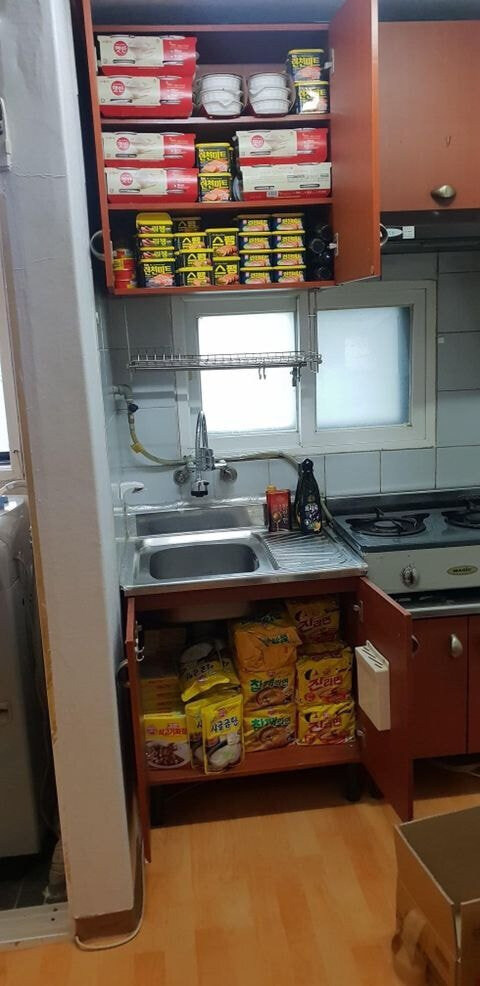 잠시 자리를 비운 사이 친구가 내 원룸에 사고를 치고 갔다.jpg_3.jpg