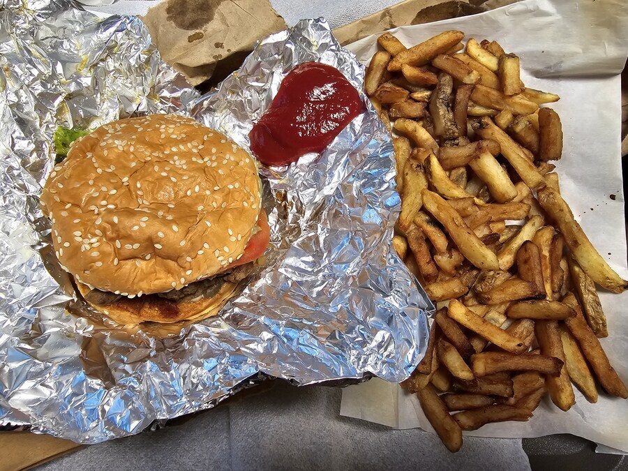 감자튀김을 엄청나게 많이 주는 햄버거 브랜드_1.jpg